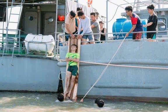 Học viên tham gia mô hình “Huấn luyện - trang bị kỹ năng cứu hộ, cứu nạn và phòng chống đuối nước” do trung úy Bùi Thái Trung sáng lập