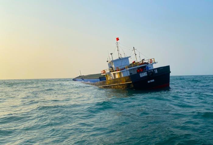 Tiếp cận, ứng cứu tàu hàng gặp nạn trên vùng biển Cù Lao Chàm