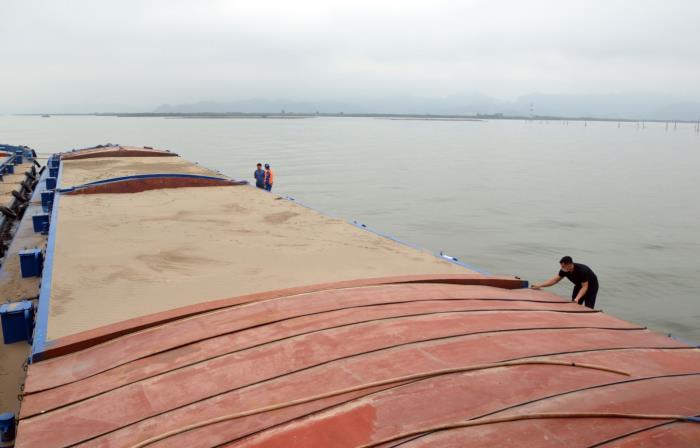 Cảnh sát biển tạm giữ tàu chở 1.000 m3 cát không rõ nguồn gốc