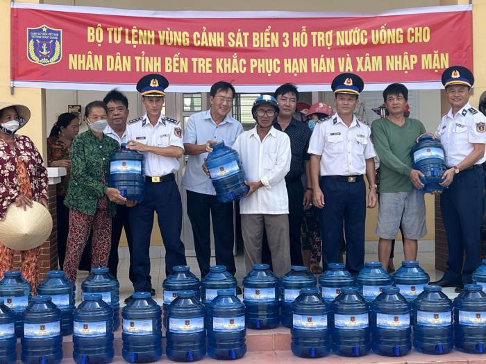Cảnh sát biển hỗ trợ nước uống cho người dân vùng hạn mặn Bến Tre