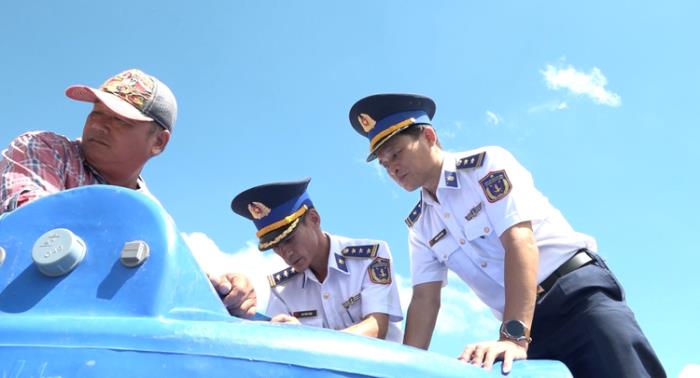 Cảnh sát biển hỗ trợ nước ngọt cho người dân vùng hạn mặn