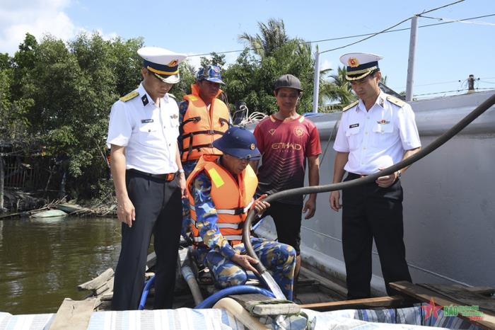 Vùng 5 Hải quân giúp nhân dân Cà Mau trong mùa hạn hán