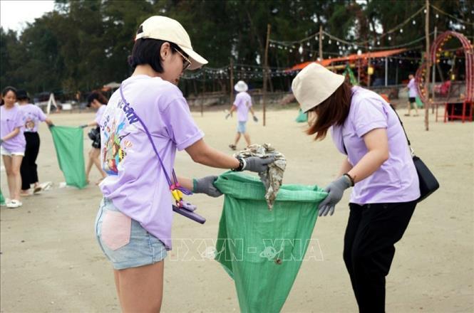 Thi nhặt rác bãi biển - hoạt động có ích với môi trường biển đảo Cô Tô