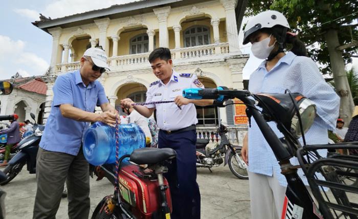 Cảnh sát biển tặng 2.000 bình nước ngọt cho người dân Bến Tre