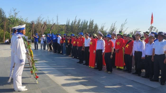 Đoàn công tác của Bộ Y tế thăm quân và dân tại quần đảo Trường Sa