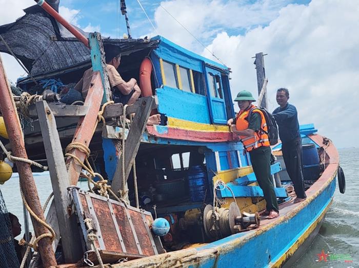 Bộ đội Biên phòng TP Hồ Chí Minh phối hợp cứu 2 ngư dân bị nạn trên biển