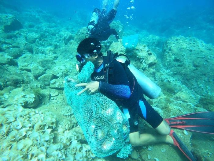 Những chàng trai tình nguyện làm ‘vệ sĩ san hô