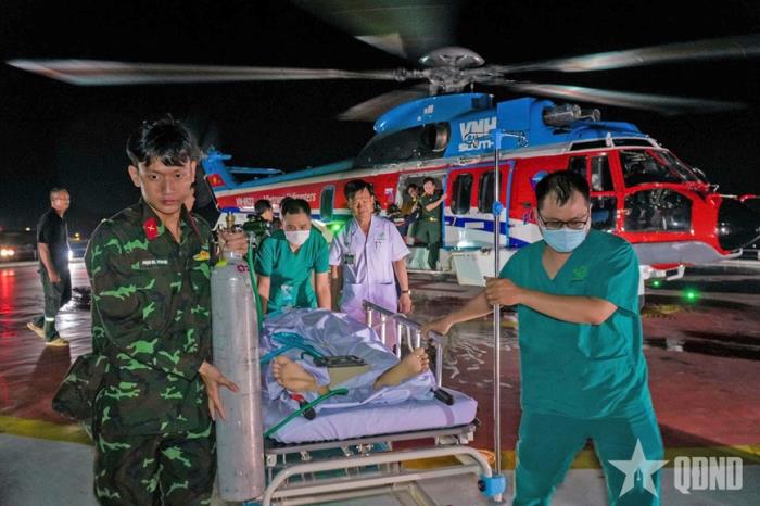 Bệnh viện Quân y 175: Bay cấp cứu bệnh nhân tiên lượng nặng từ đặc khu Trường Sa về đất liền