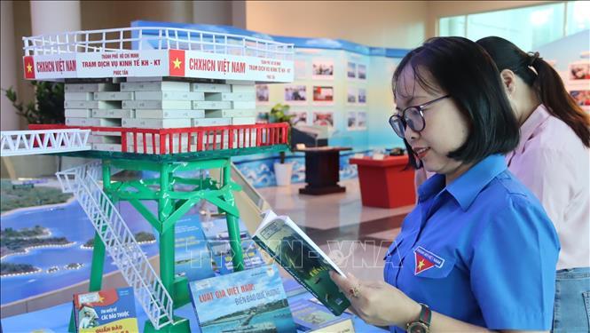 Khai mạc trưng bày chuyên đề Tổ quốc nhìn từ biển