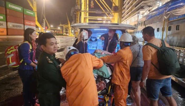 Cứu hành khách gặp tai nạn trên siêu du thuyền quốc tế