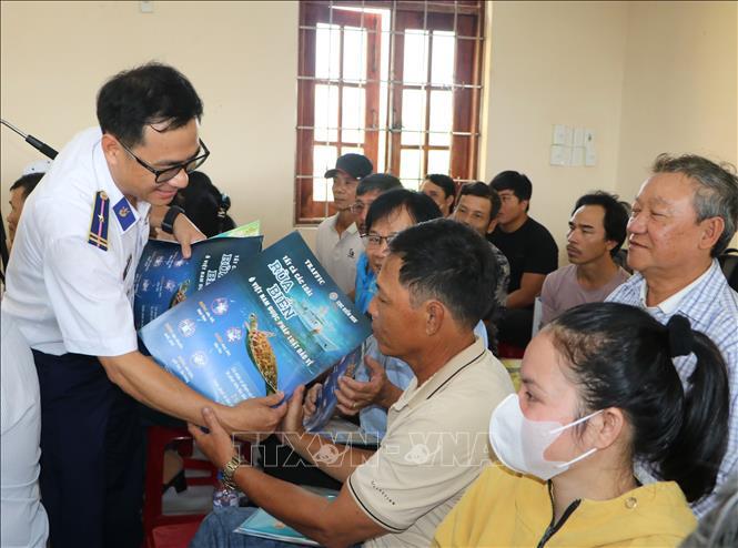Vùng Cảnh sát biển 2 tuyên truyền, vận động ngư dân chống khai thác IUU