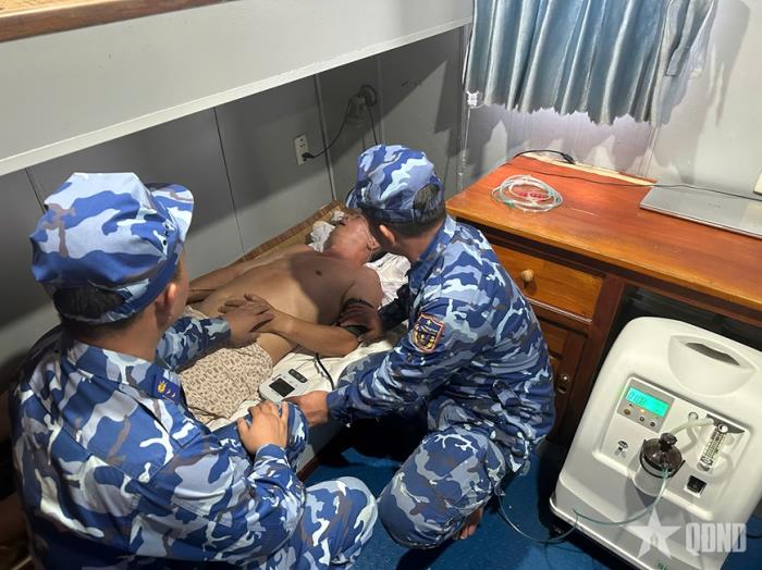 Vùng Cảnh sát biển 4 cấp cứu quân nhân trên đảo Thổ Chu