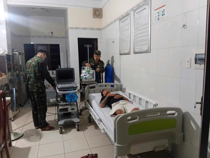 Trung tâm y tế thị trấn Trường Sa cấp cứu kịp thời ngư dân Bình Thuận bị nạn trên biển