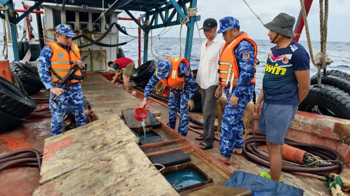 Vùng Cảnh sát biển 4 liên tục bắt giữ tàu chở dầu DO trái phép trên biển