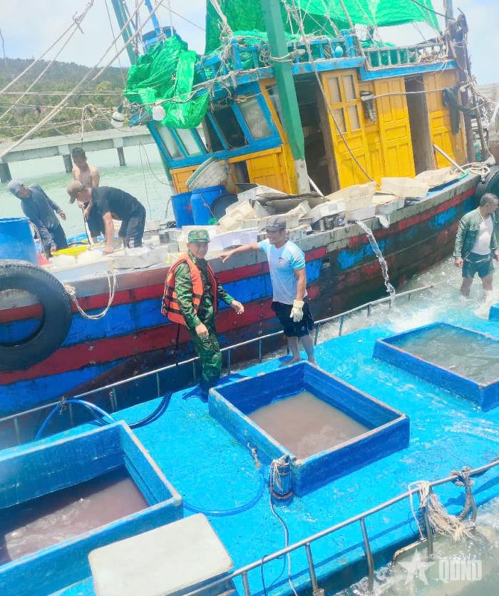 Đồn Biên phòng Ngọc Vừng cứu tàu cá gặp nạn trên biển