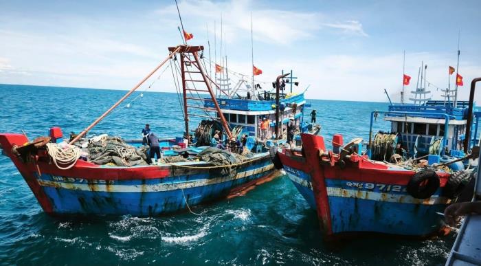 Phát hiện 2 tàu cá công suất lớn vi phạm kép trên vịnh Bắc Bộ