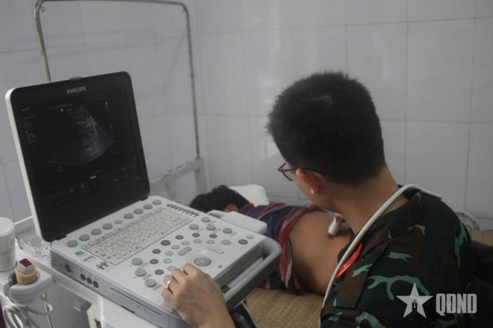 Quân y đảo Song Tử Tây cấp cứu ngư dân bị chấn thương nặng khi đánh bắt trên biển