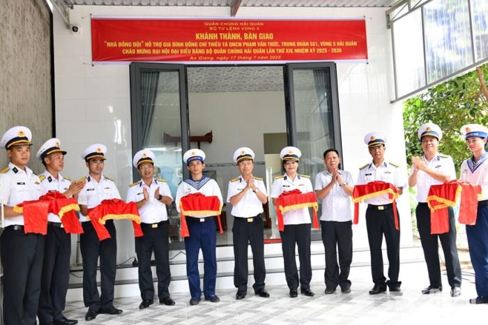 Bộ tư lệnh Vùng 5 Hải quân bàn giao nhà đồng đội tặng quân nhân có hoàn cảnh khó khăn