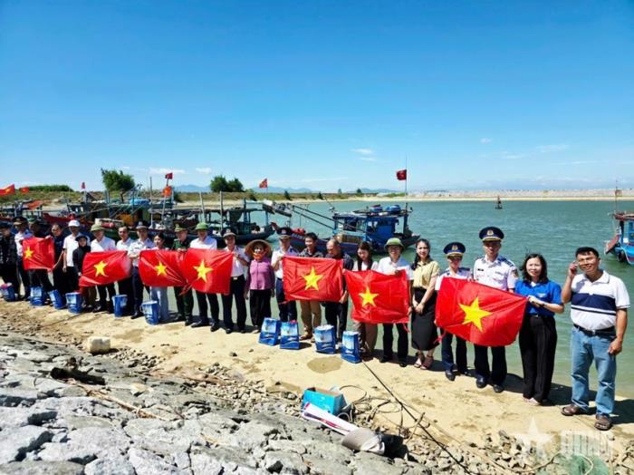 Vùng CSB 1 tổ chức chương trình Cảnh sát biển đồng hành với ngư dân tại Hà Tĩnh