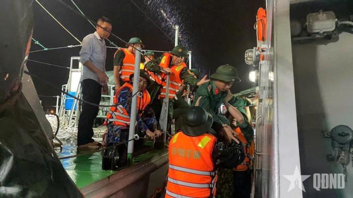 Điều động tàu tiếp cận Đảo Mê đưa quân nhân bị viêm ruột thừa vào đất liền cấp cứu