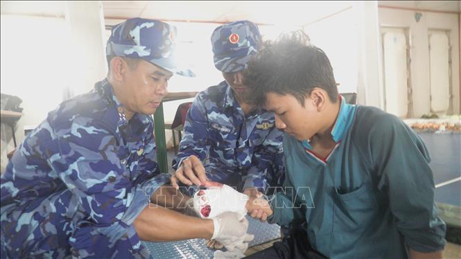 Hỗ trợ ngư dân bị tai nạn lao động trên vùng biển Tây Nam