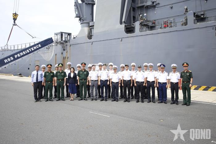 Tàu Hải quân Singapore thăm Khánh Hòa
