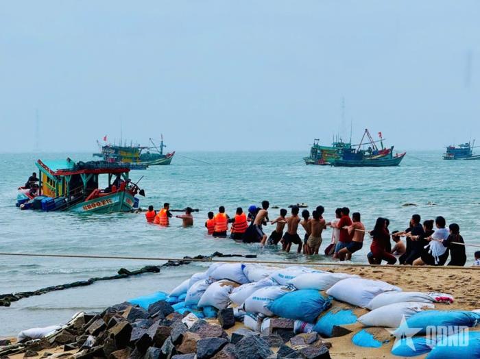 Bộ đội Biên phòng tỉnh An Giang hỗ trợ trục vớt phương tiện bị chìm