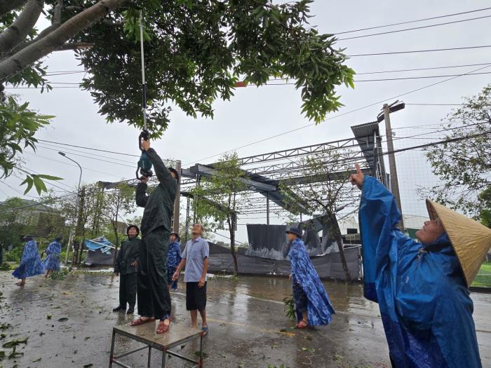 Cảnh sát biển tích cực giúp người dân Nghệ An khắc phục hậu quả sau bão số 5
