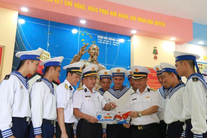Vùng 4 Hải quân nhận và trao hàng trăm lá thư viết tay tới quân dân đặc khu Trường Sa
