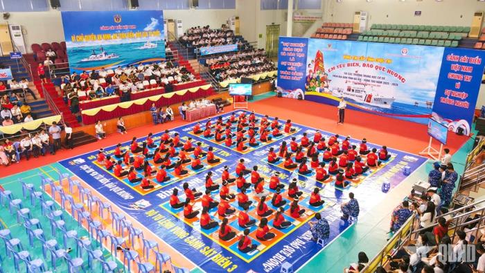 Bình yên biển, đảo quê hương: Đem tình yêu biển, đảo đến với học sinh Lâm Đồng