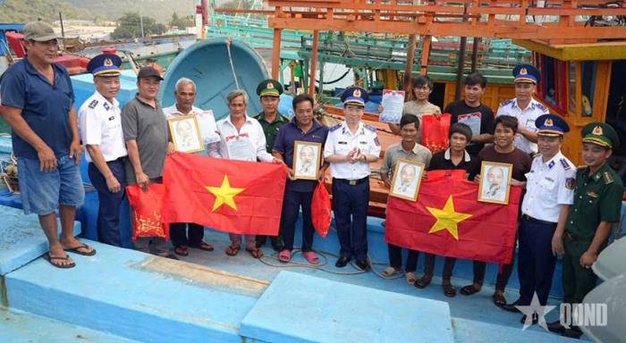 Bình yên biển, đảo quê hương: Đồng hành cùng chính quyền địa phương đến với biển, đảo