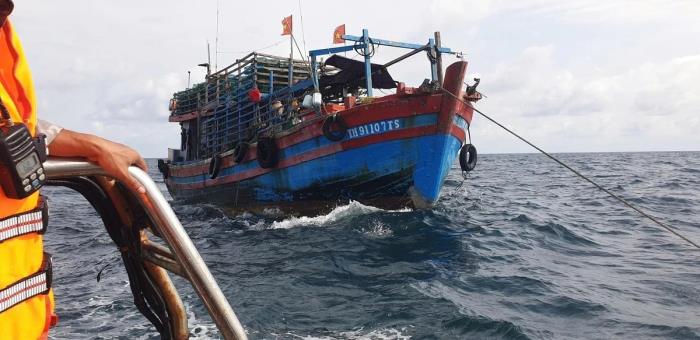 Kiểm ngư kịp thời hỗ trợ tàu cá hỏng máy giữa lúc gió mùa tràn về
