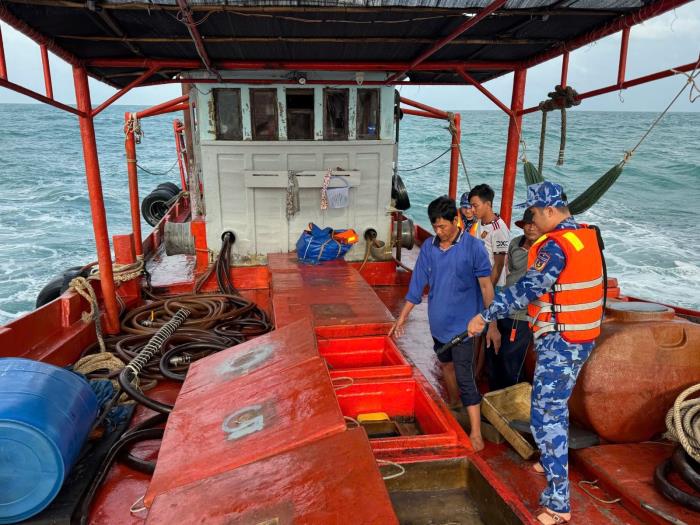Cảnh sát biển kiểm tra, tạm giữ tàu cá chở khoảng 22.000 lít dầu không rõ nguồn gốc