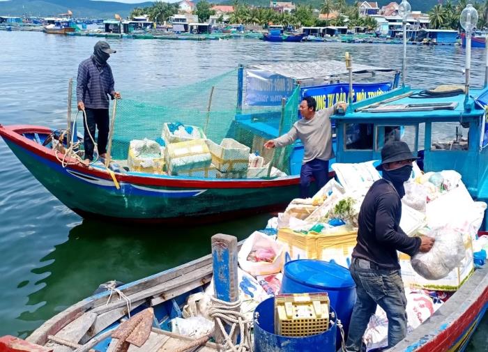 Ngư dân vịnh Vân Phong chung tay làm sạch vùng nuôi thủy sản
