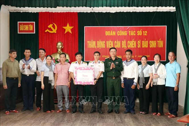 Trao nhiều phần quà tới quân dân Trường Sa và nhà giàn DK1