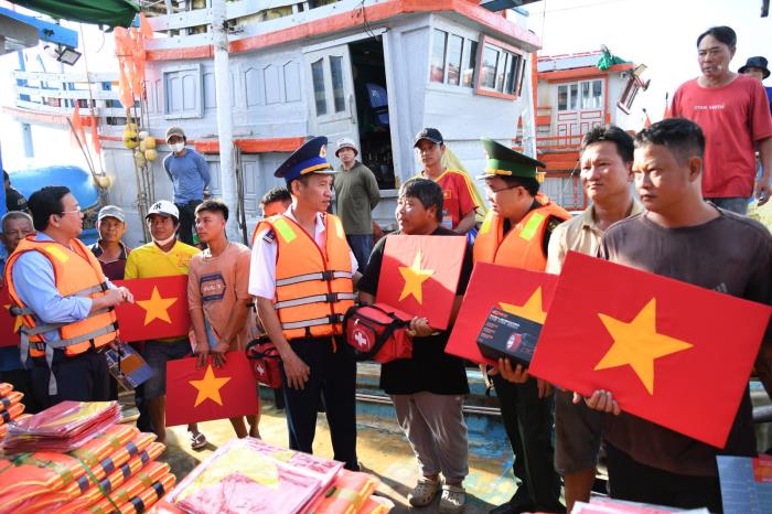 Cảnh sát biển đồng hành với ngư dân tại TP Hồ Chí Minh