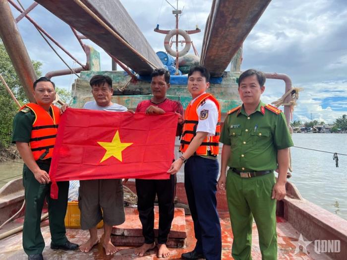 Hải đoàn 42 tuyên truyền pháp luật cho nhân dân xã Tam Giang (Cà Mau)