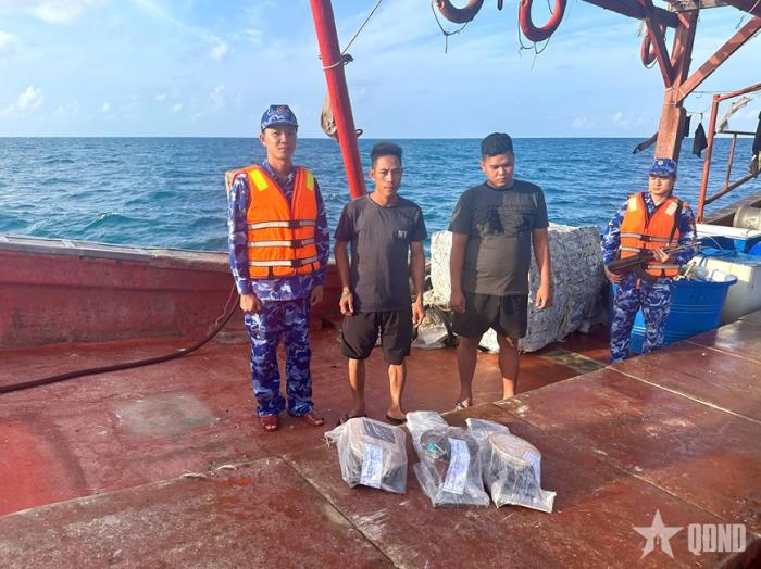 Vùng Cảnh sát biển 4 bắt giữ tàu cá có dấu hiệu vi phạm nghiêm trọng về IUU