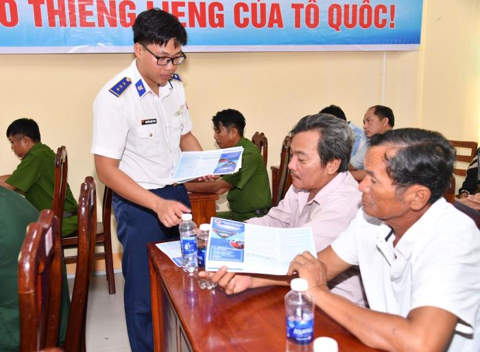 Cảnh sát biển tuyên truyền, phổ biến pháp luật phòng chống khai thác IUU