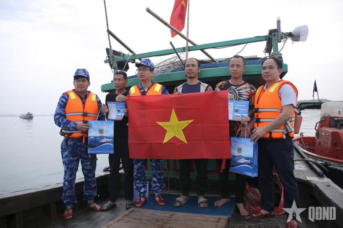 Bám biển cùng ngư dân gỡ thẻ vàng thủy sản