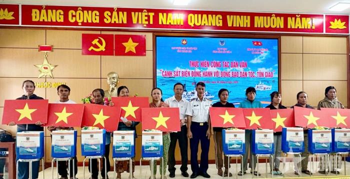 Khánh Hòa: Cảnh sát biển đồng hành với đồng bào dân tộc, tôn giáo xã Phước Dinh