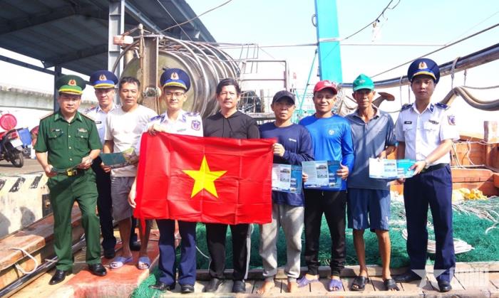Hải đội 202 tuyên truyền các quy định về chống khai thác IUU cho ngư dân