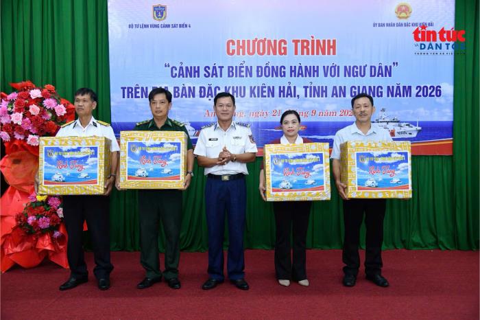 Cảnh sát biển kết hợp huấn luyện trên biển, thực hiện công tác dân vận