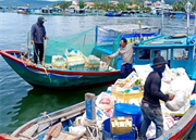 Ngư dân vịnh Vân Phong chung tay làm sạch vùng nuôi thủy sản