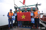 Bám biển cùng ngư dân gỡ thẻ vàng thủy sản