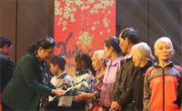 Phó Chủ tịch Thường trực Quốc hội Tòng Thị Phóng tặng quà Tết yêu thương cho nhân dân các xã ven biển Hà Tĩnh