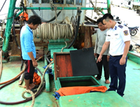 Bắt giữ hai tàu cá chở 100.000 lít dầu DO không rõ nguồn gốc