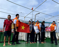 Hỗ trợ khẩn cấp gạo, nước cho hàng trăm tàu cá ở Trường Sa