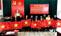 Tặng cờ Tổ quốc cho ngư dân ra khơi, bám biển