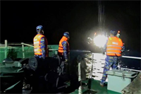 Tàu hải quân lai kéo tàu cá hỏng máy cùng 13 ngư dân vào nơi an toàn